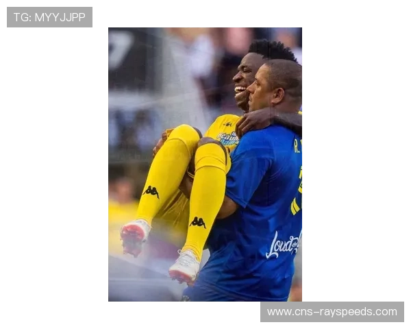 维尼修斯与库巴西赛场共享饮水时刻展现友谊与尊重