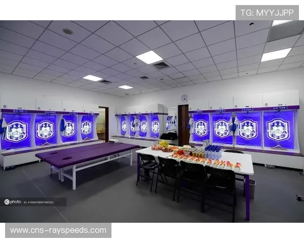 羽超联赛更衣室战术板，画满对手分析